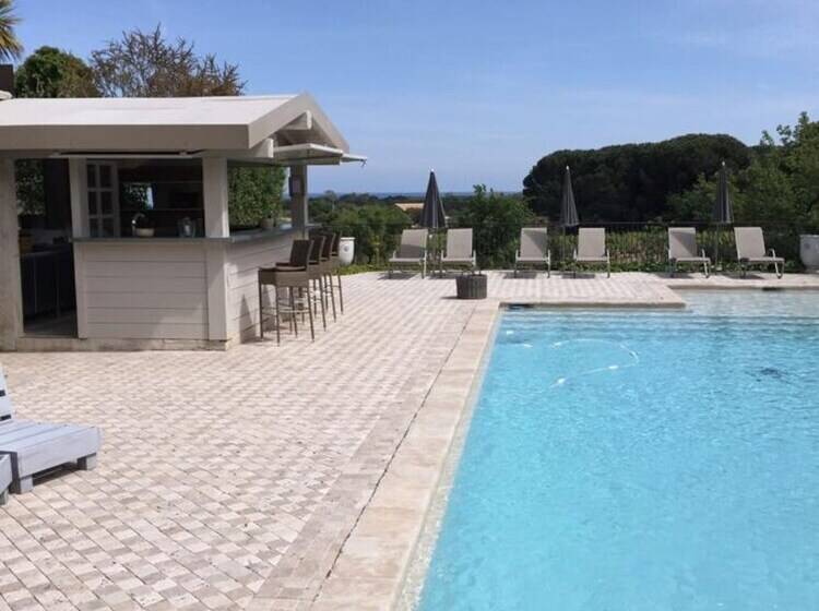 Отель Auberge De L Oumède