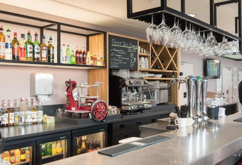 בית מלון כפרי Campanile Le Mans Centre  Gare