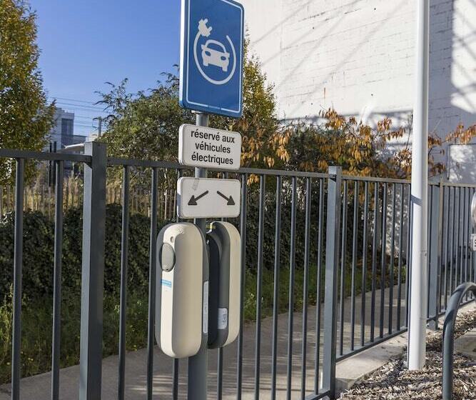 בית מלון כפרי Campanile Le Mans Centre  Gare