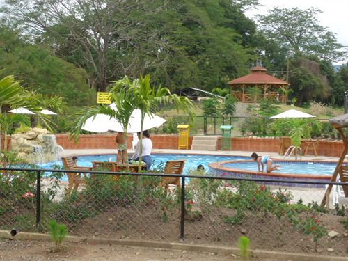 هتل Aguas Termales San Martín