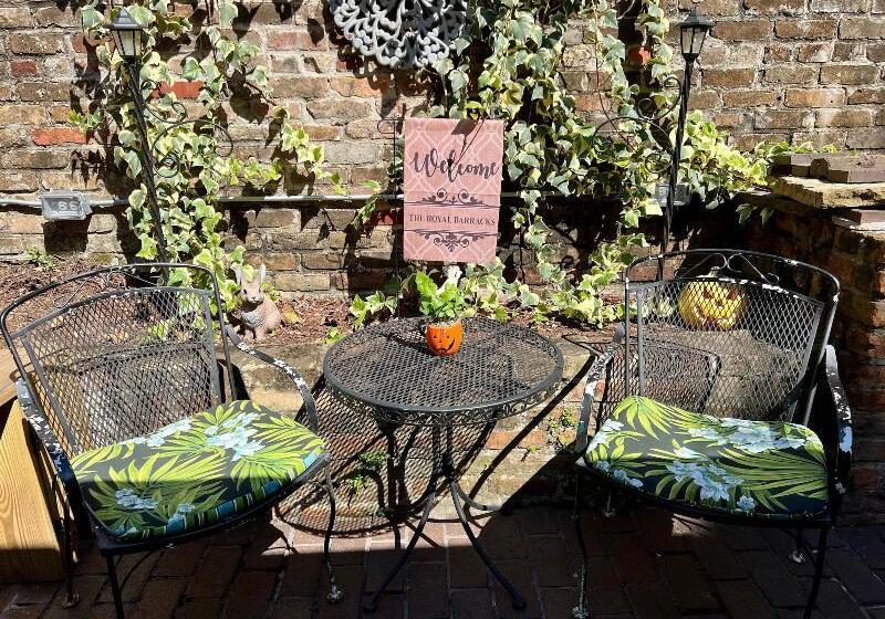 بنسيون Royal Barracks Guest House