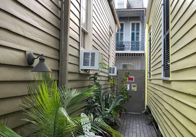 بنسيون Royal Barracks Guest House