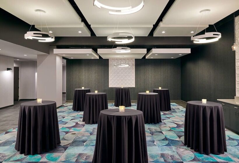 فندق Aloft South Bend