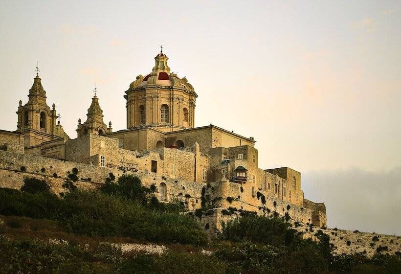 Seashells Apartments With Terrace, Just Off The Seafront In Bugibba By Getawaysmalta