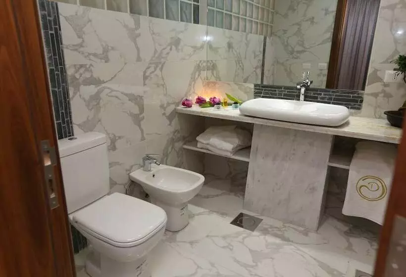 Delora Hotel And Suites