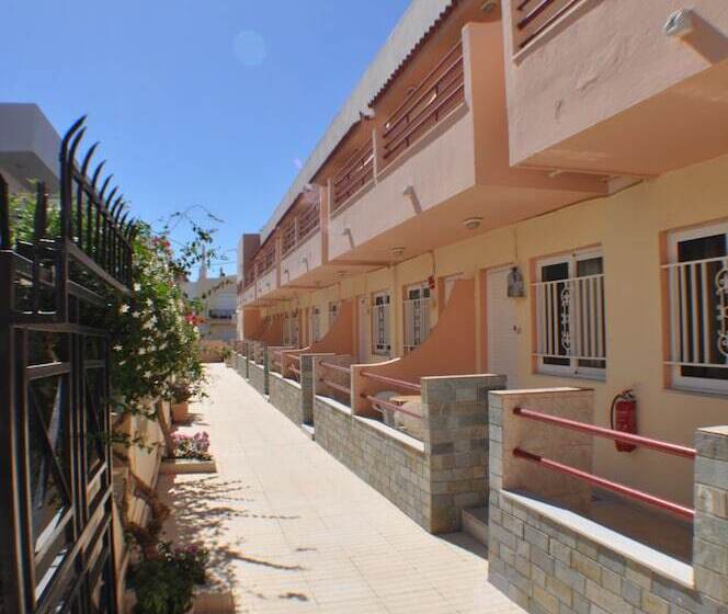 בית מלון כפרי Zouboulia Apartments