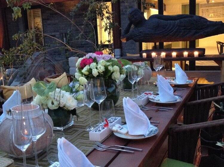 Beijing Le Zai Nan Luo Gu Xiang Wang Fu Jing Forbidden City Courtyard