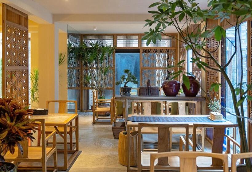 Beijing Le Zai Nan Luo Gu Xiang Wang Fu Jing Forbidden City Courtyard