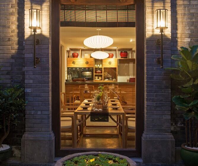 Beijing Le Zai Nan Luo Gu Xiang Wang Fu Jing Forbidden City Courtyard