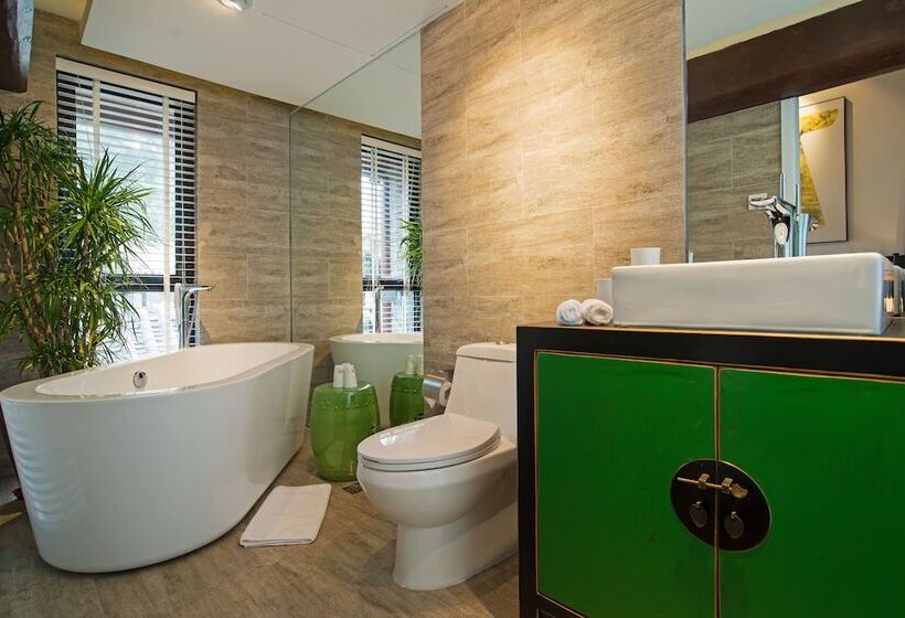 Beijing Le Zai Nan Luo Gu Xiang Wang Fu Jing Forbidden City Courtyard