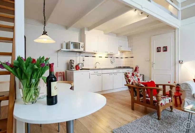 تختخواب و صبحانه Studio Boom Apartment