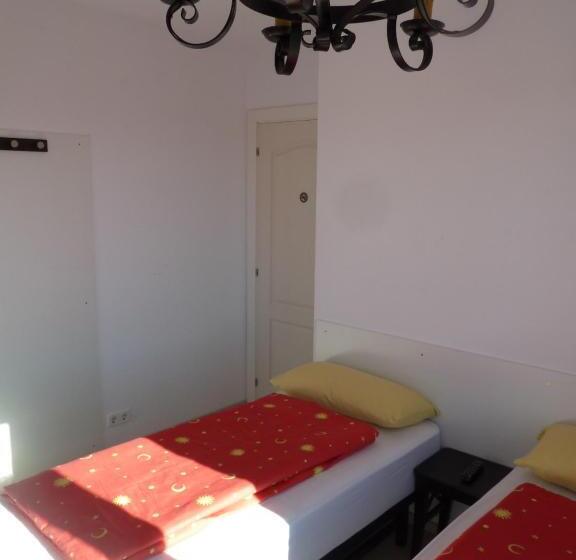 호텔 Hostal Moratinos