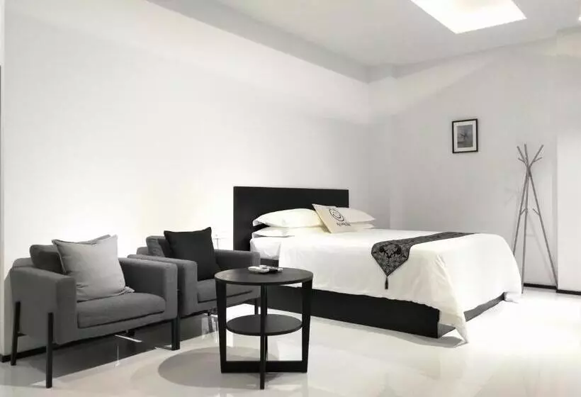 Retkeilymaja Yama Hotel & Rooftop Bar