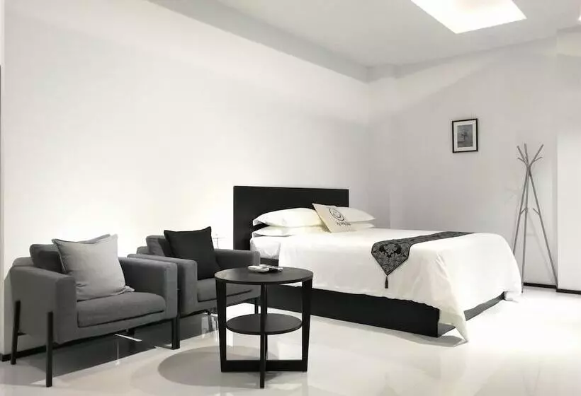 Retkeilymaja Yama Hotel & Rooftop Bar