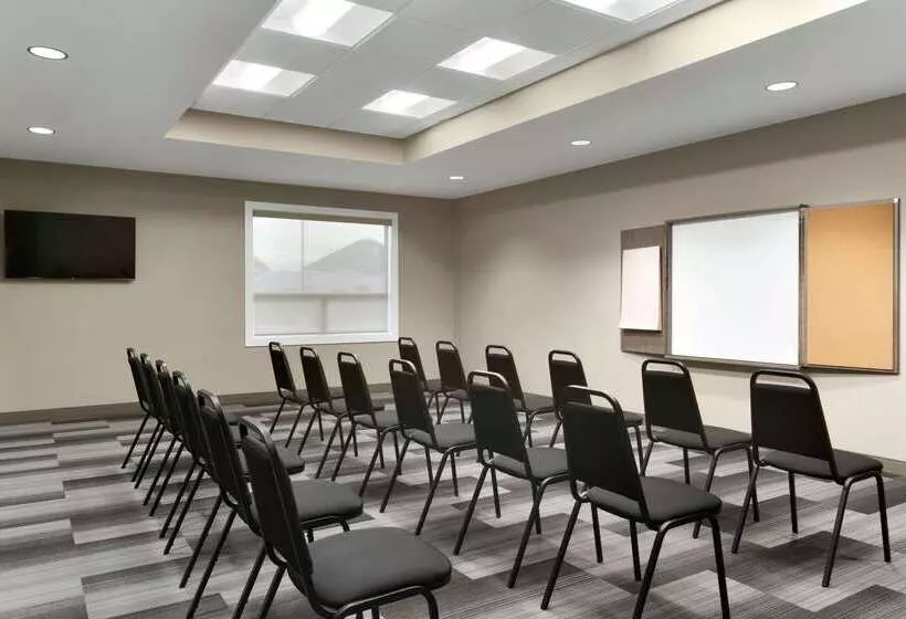 ホテル Days Inn & Suites By Wyndham Warman