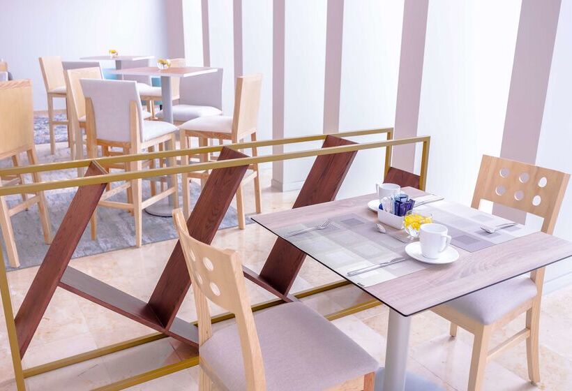 فندق NH Puebla Finsa