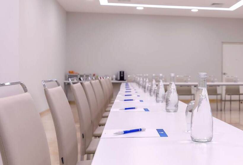 فندق NH Puebla Finsa