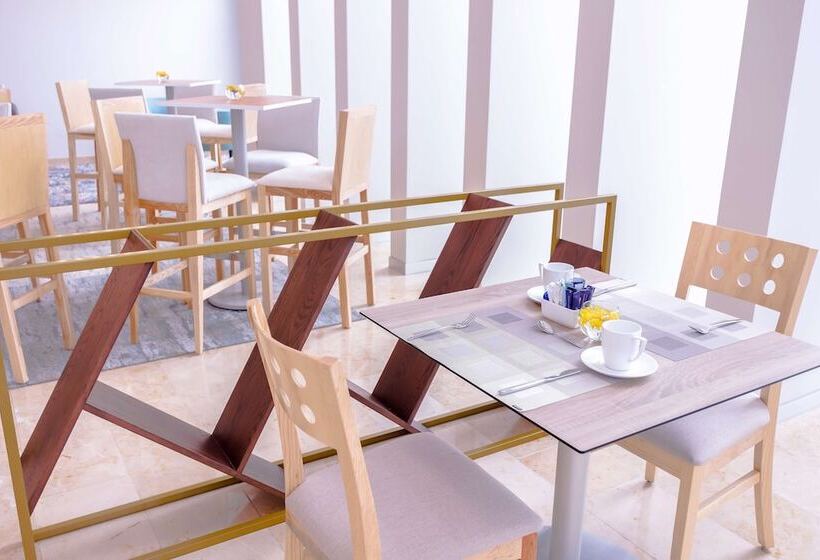 فندق NH Puebla Finsa