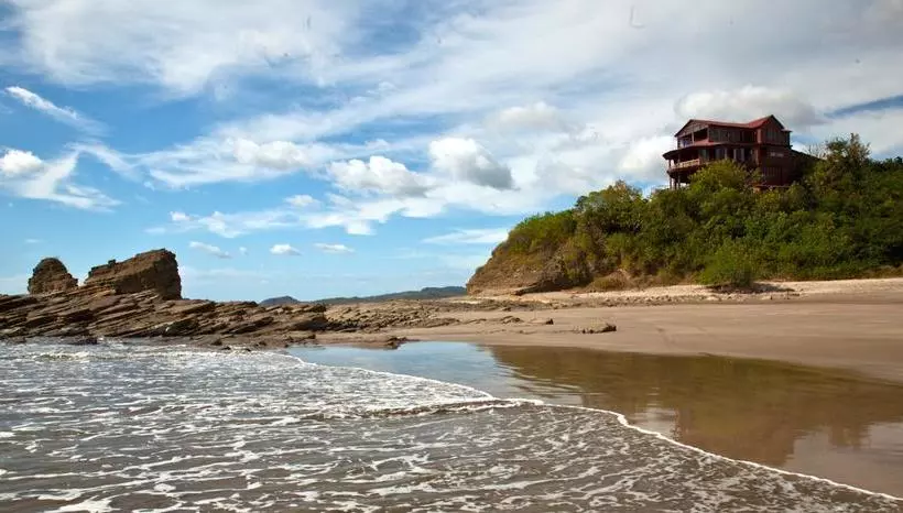 Hotelli Magnific Rock   Surf Resort & Yoga Retreat Nicaragua