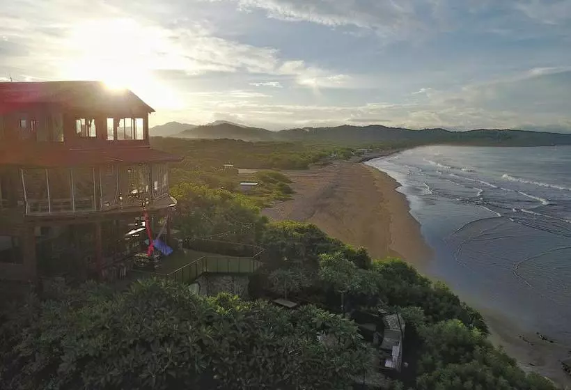 Hotelli Magnific Rock   Surf Resort & Yoga Retreat Nicaragua