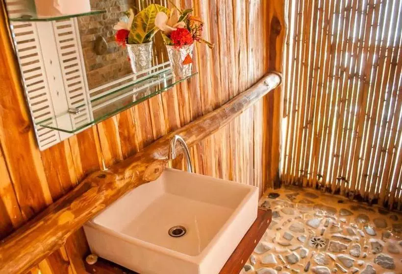 Hotelli Magnific Rock   Surf Resort & Yoga Retreat Nicaragua