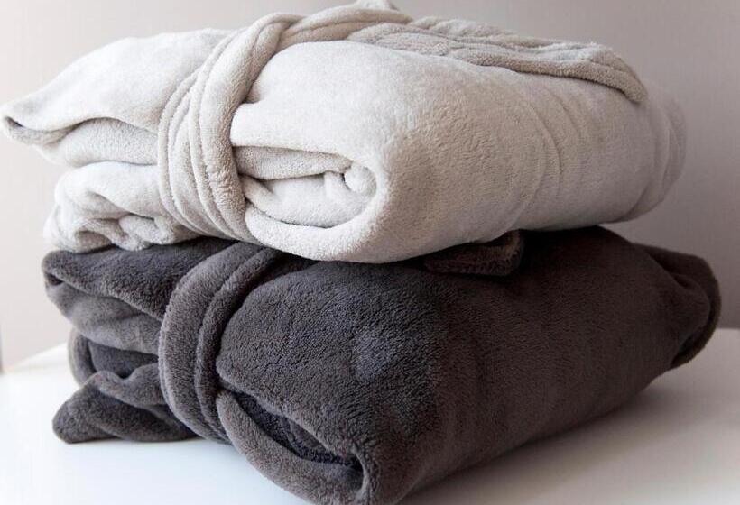 تختخواب و صبحانه Top Of The City