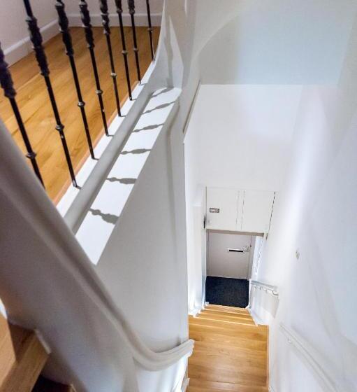 تختخواب و صبحانه Top Of The City