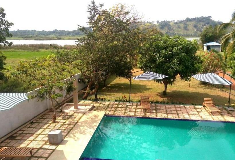 Hotel Nilambara Lake View