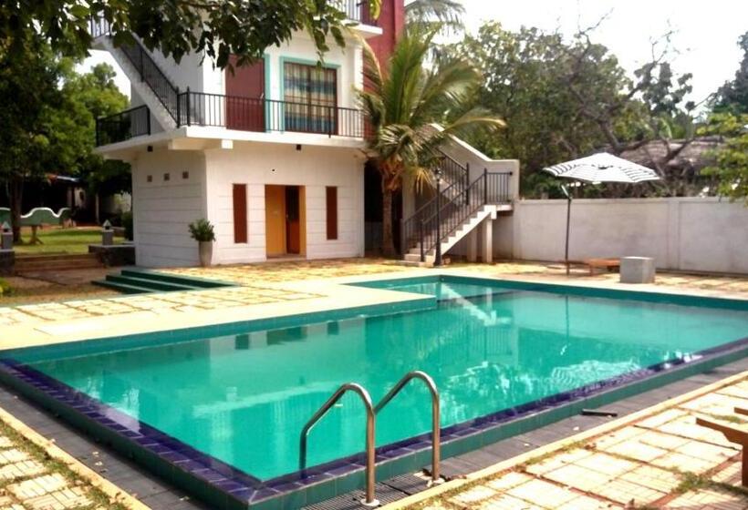 Hotel Nilambara Lake View