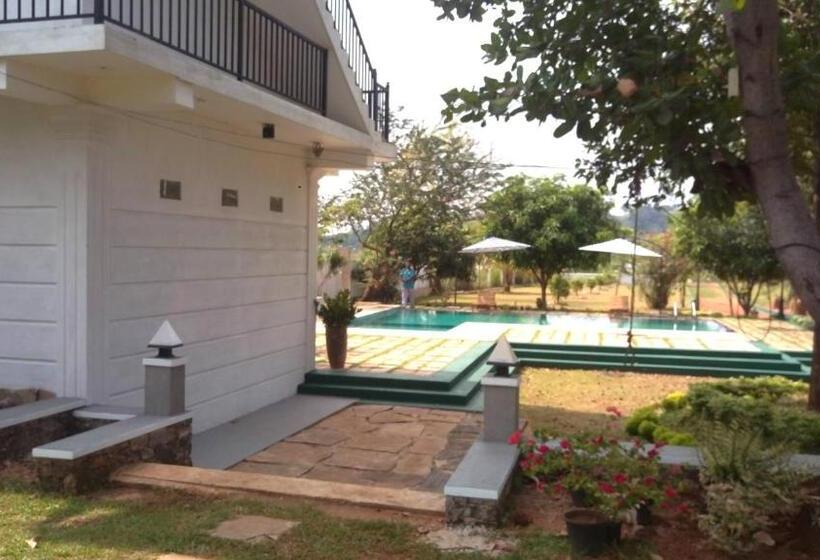 Hotel Nilambara Lake View