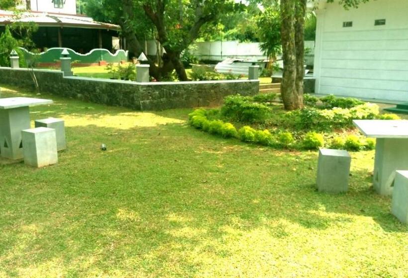 Hotel Nilambara Lake View