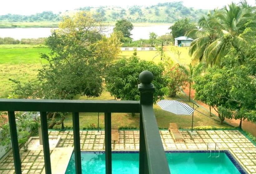 Hotel Nilambara Lake View