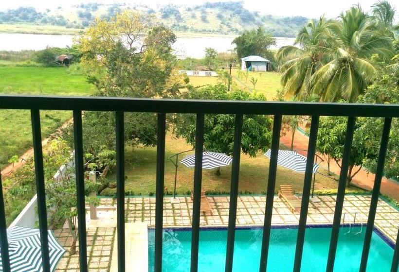Hotel Nilambara Lake View