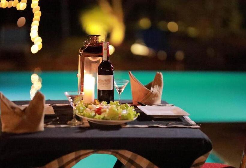 Hotel Nilambara Lake View