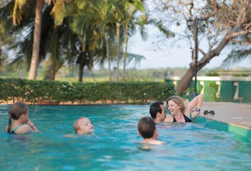 Hotel Nilambara Lake View