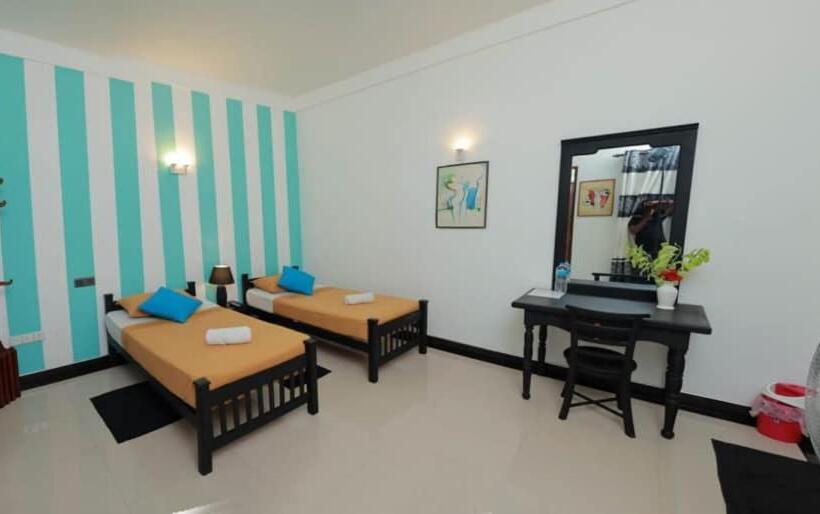 Hotel Nilambara Lake View