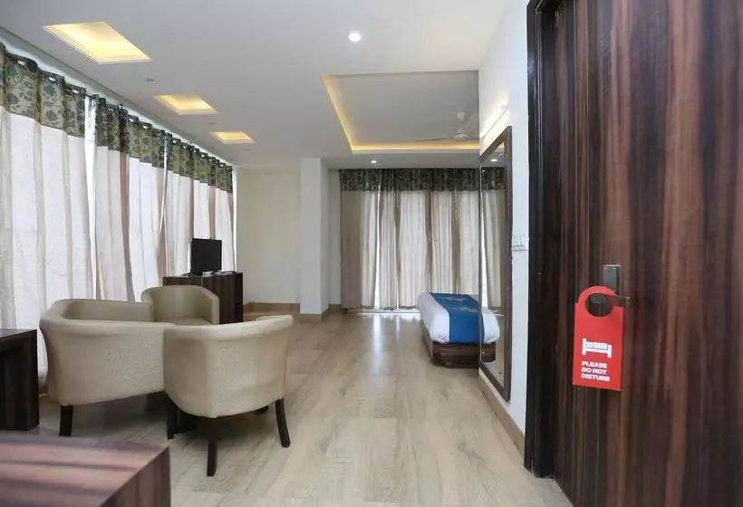 ホテル Oyo 9667 Sashtrdhara Road