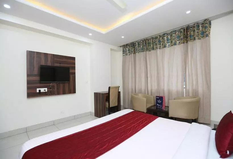 ホテル Oyo 9667 Sashtrdhara Road