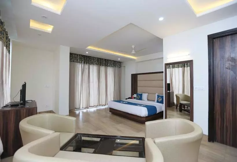 ホテル Oyo 9667 Sashtrdhara Road