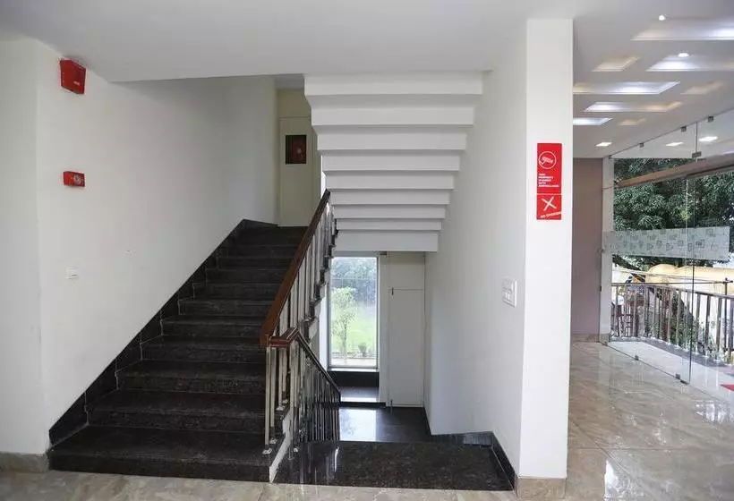 ホテル Oyo 9667 Sashtrdhara Road
