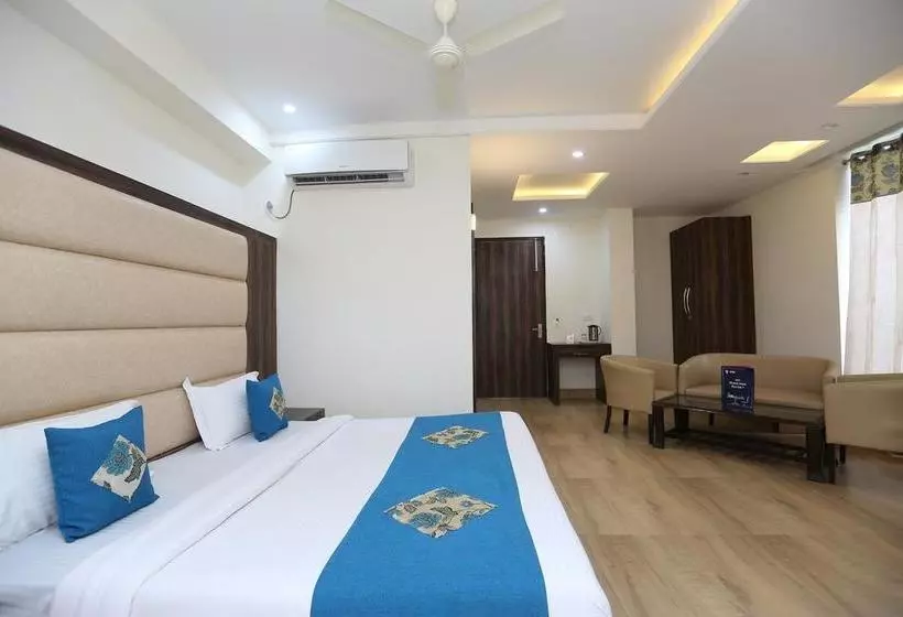 ホテル Oyo 9667 Sashtrdhara Road