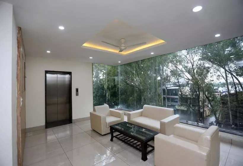 ホテル Oyo 9667 Sashtrdhara Road