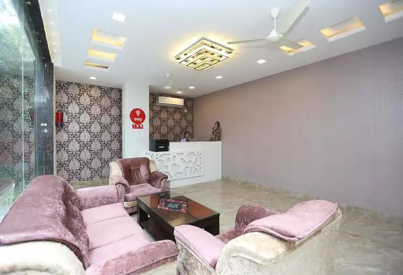 ホテル Oyo 9667 Sashtrdhara Road