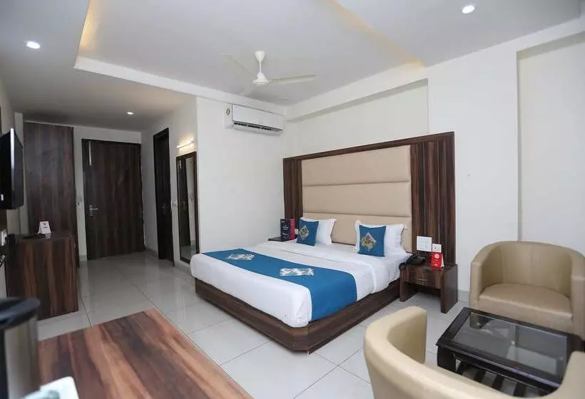 ホテル Oyo 9667 Sashtrdhara Road