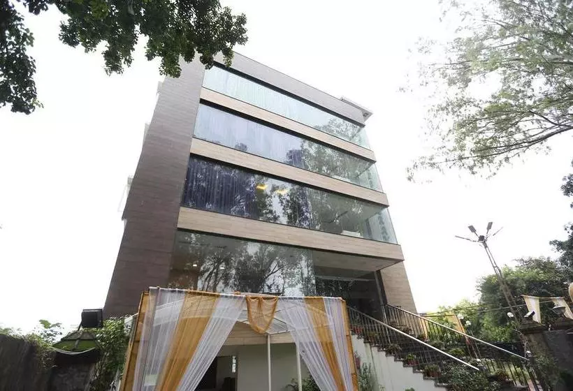 ホテル Oyo 9667 Sashtrdhara Road