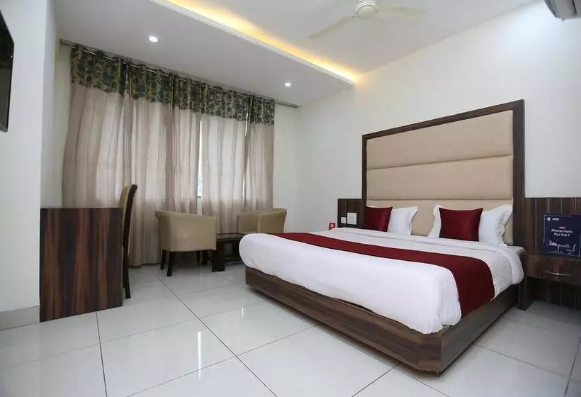 ホテル Oyo 9667 Sashtrdhara Road
