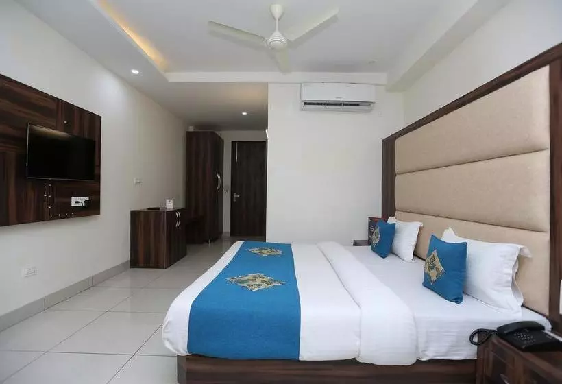 ホテル Oyo 9667 Sashtrdhara Road