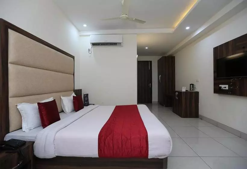 ホテル Oyo 9667 Sashtrdhara Road
