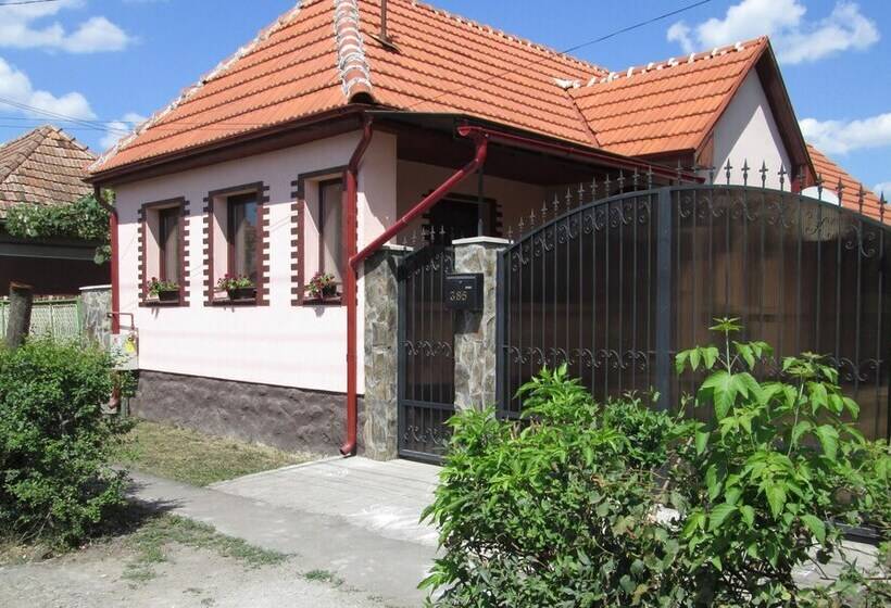 Family Friendly 2 Bed Cottage In Periș