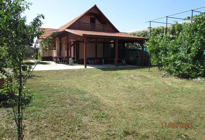 Family Friendly 2 Bed Cottage In Periș